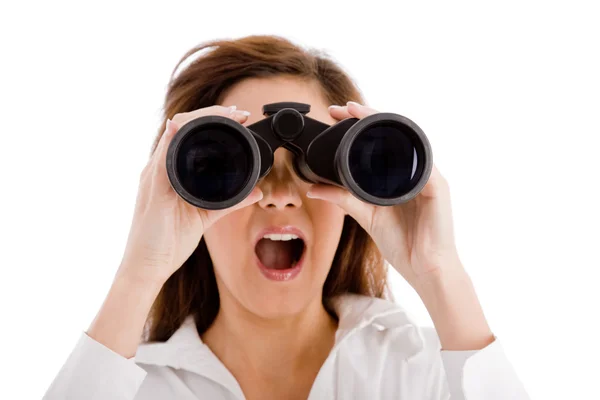 Mulher chocada olhando através binocular — Fotografia de Stock