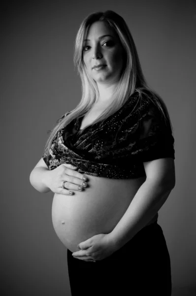 Sidan pose av gravida woma — Stockfoto