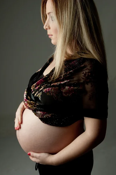Sidan pose av gravida woma — Stockfoto