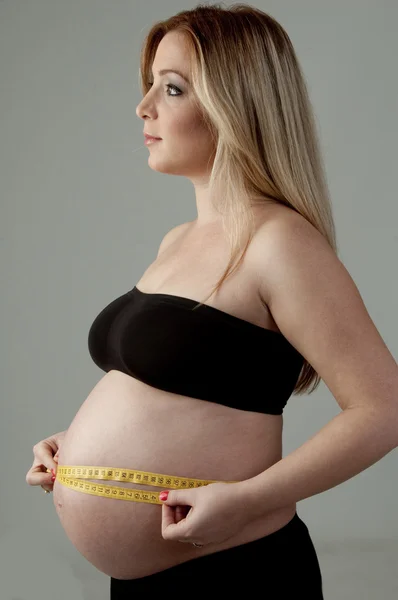 Hamile kadın karnı ölçme — Stok fotoğraf