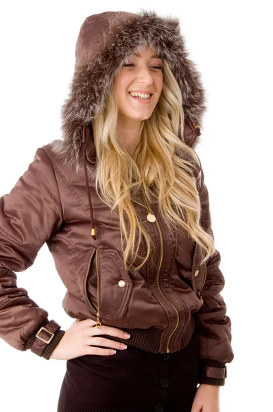 Donna sorridente indossa cappotto cappuccio — Foto Stock