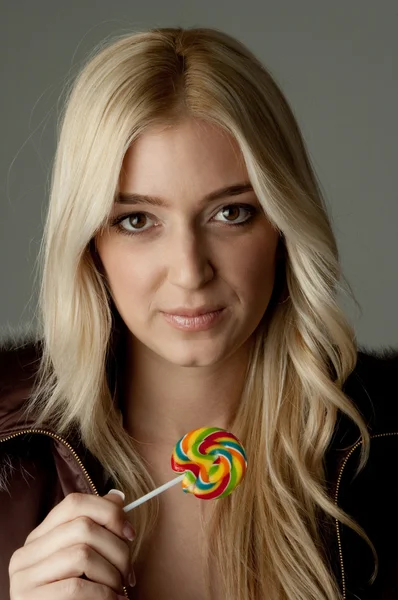 Schönes Modell mit Süßigkeiten — Stockfoto