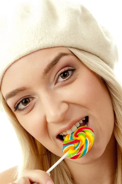 Modelo femenino disfrutando de dulces —  Fotos de Stock