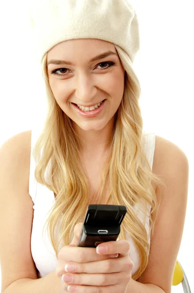 携帯電話を保持しているモデルの笑みを浮かべてください。 — ストック写真