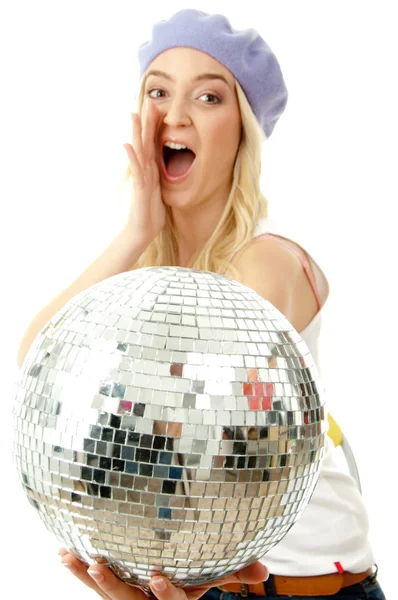 Grito modelo segurando bola de discoteca — Fotografia de Stock