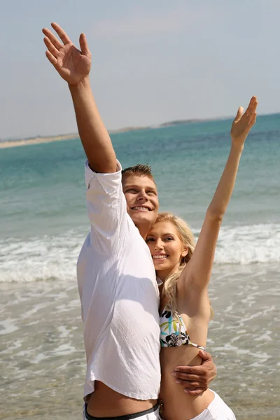 若いカップルが手を上げる — ストック写真