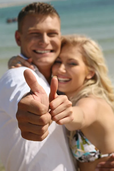 Casal sorrindo com polegares para cima — Fotografia de Stock