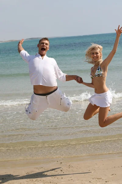 Молода пара стрибає високо — стокове фото
