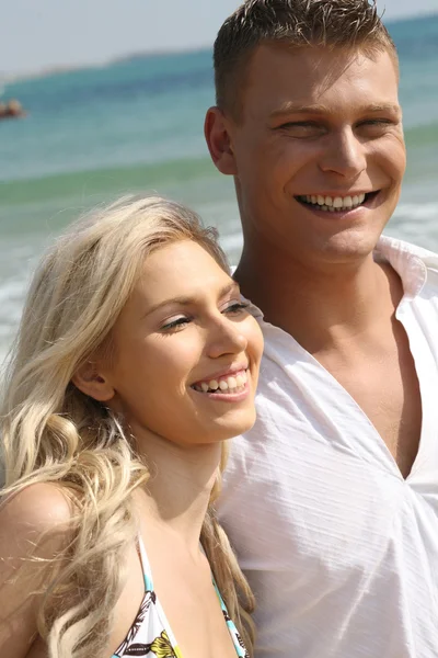 Παραλία ζευγάρι χαμογελώντας — Φωτογραφία Αρχείου