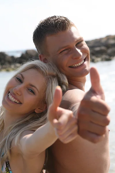 Mladý pár ukazuje palec nahoru — Stock fotografie