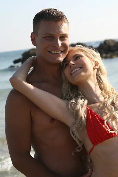 Romantic couple at beach — Stock Photo, Image