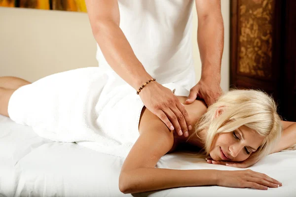 Kobieta korzystająca z masażu — Zdjęcie stockowe