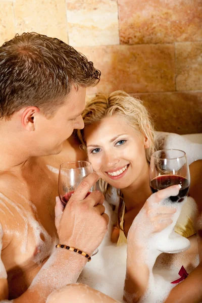 Feliz pareja bañándose —  Fotos de Stock