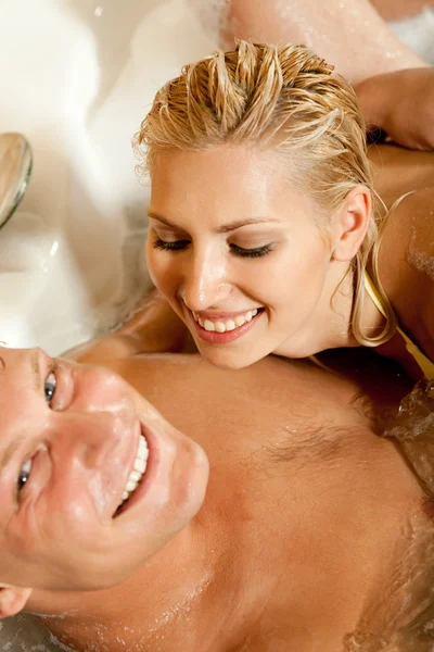 Casal compartilhando banho — Fotografia de Stock