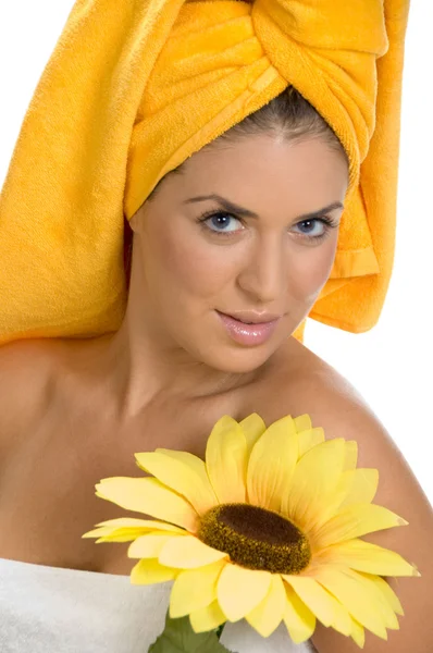 Wunderschöne Schönheit im Handtuch mit Sonnenblume — Stockfoto