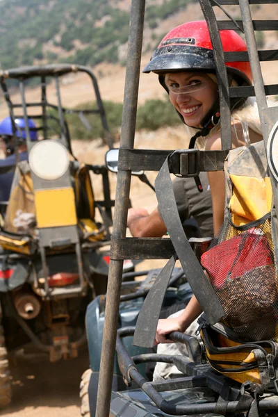 Signora con casco divertirsi cavalcare sul quad — Foto Stock