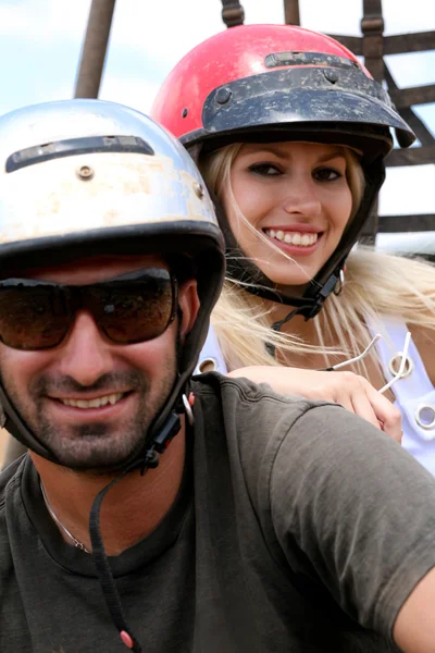 Casal usando capacete de segurança, curtindo passeio — Fotografia de Stock