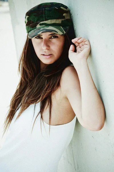 Glamorosa joven hembra con gorra — Foto de Stock
