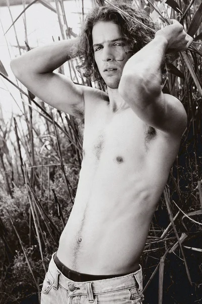 Bonito jovem longhair adolescente posando — Fotografia de Stock