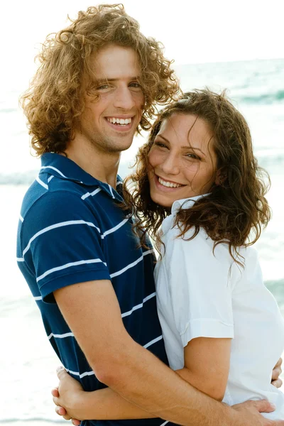 ビーチで抱き合うことで愛らしいカップル — ストック写真
