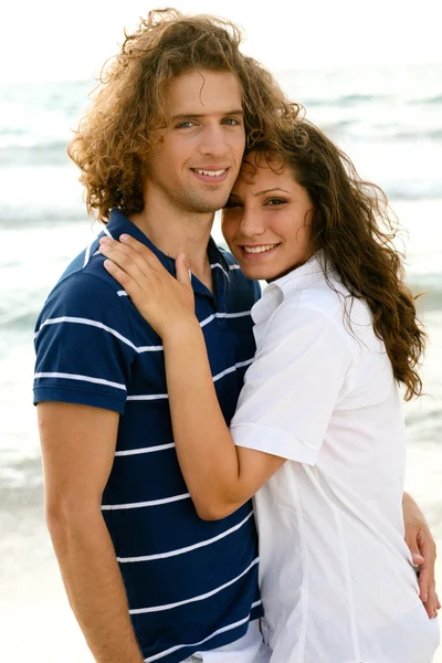 Romantisch paar op strand — Stockfoto