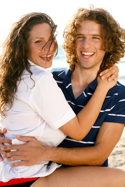 年轻夫妇拥抱 — 图库照片