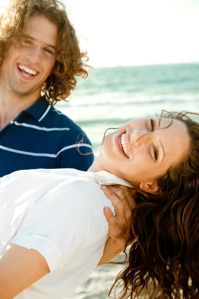 Glückliches junges Paar voller Freude — Stockfoto