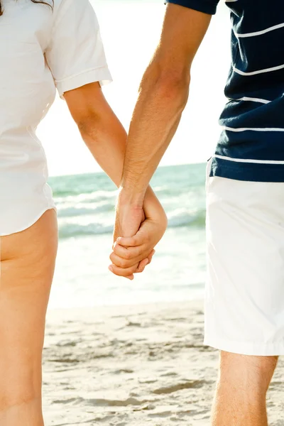 Milující pár se drží ruce — Stock fotografie