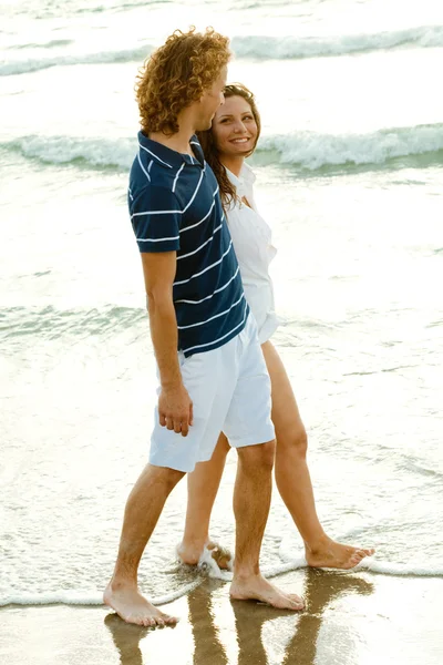 Milující pár, chůze u moře — Stock fotografie