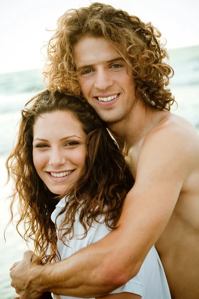 Entzückendes Paar umarmt sich am Strand — Stockfoto