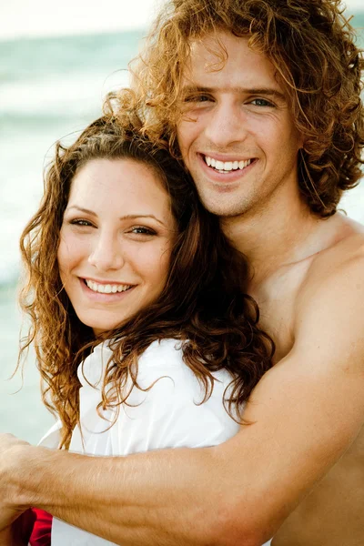 Romantisches Teenie-Paar umarmt — Stockfoto