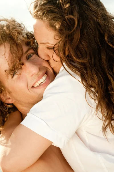 女性抱擁と彼女の男にキス — ストック写真
