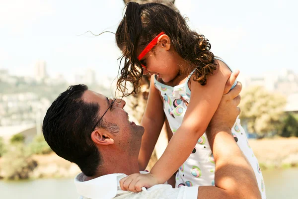 Vater spielt mit seiner Tochter — Stockfoto