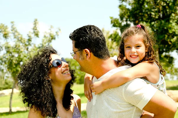 Glad ung familj utomhus — Stockfoto