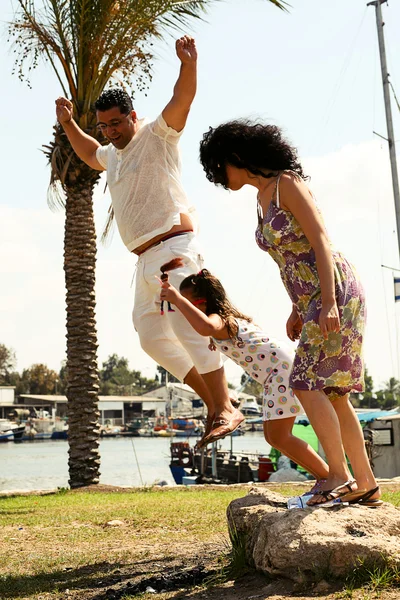 Familia saltando juntos — Foto de Stock