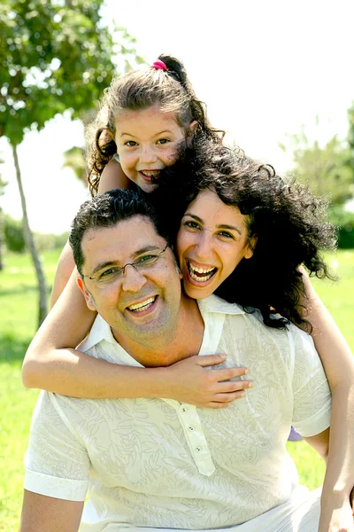Casual porträtt av lycklig familj — Stockfoto