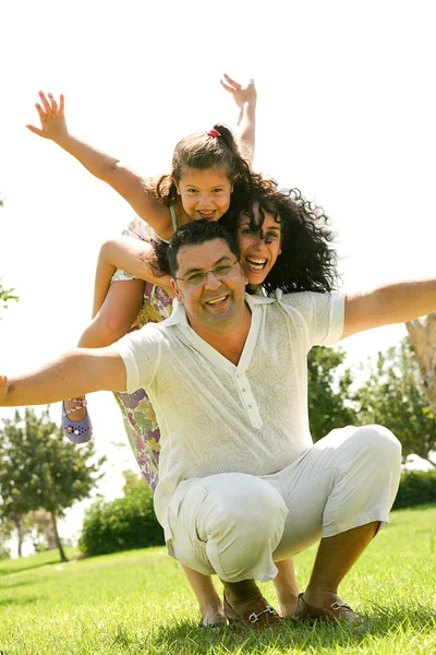 Família feliz se divertindo ao ar livre — Fotografia de Stock