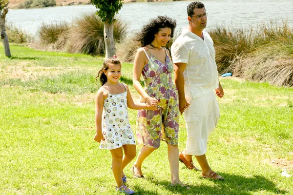 Rodzinne spacery na świeżym powietrzu — Zdjęcie stockowe