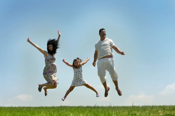 Voar família feliz no céu azul — Fotografia de Stock