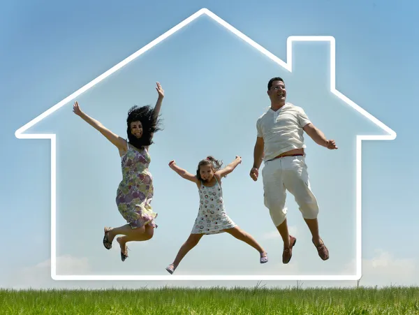 Jonge familie springen van vreugde — Stockfoto