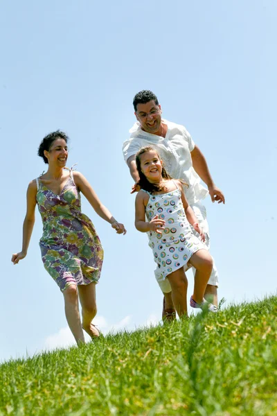 Pais correndo com a filha — Fotografia de Stock