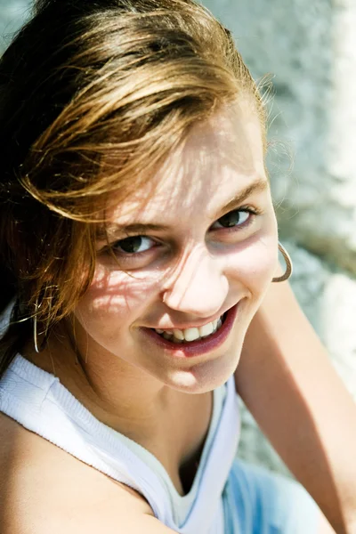 Joven modelo femenino sonriendo — Foto de Stock
