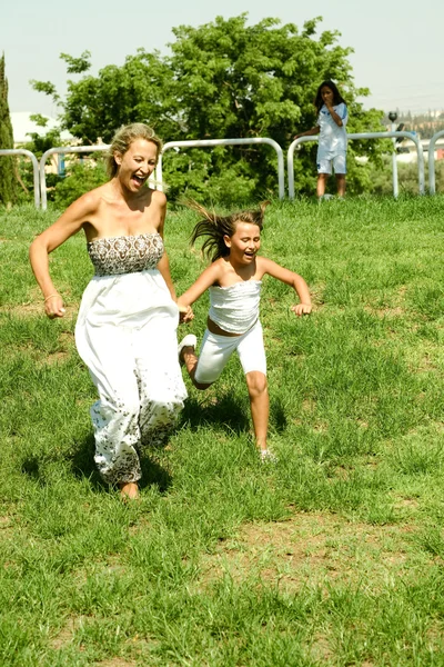Κόρη που τρέχει με τη μητέρα της — Φωτογραφία Αρχείου