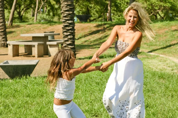 Junge Frau hat Spaß mit ihrer Tochter — Stockfoto
