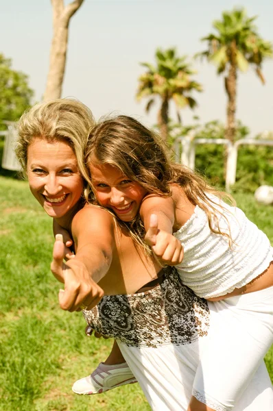 Anne ve kızı thumbs-up gösterilen — Stok fotoğraf
