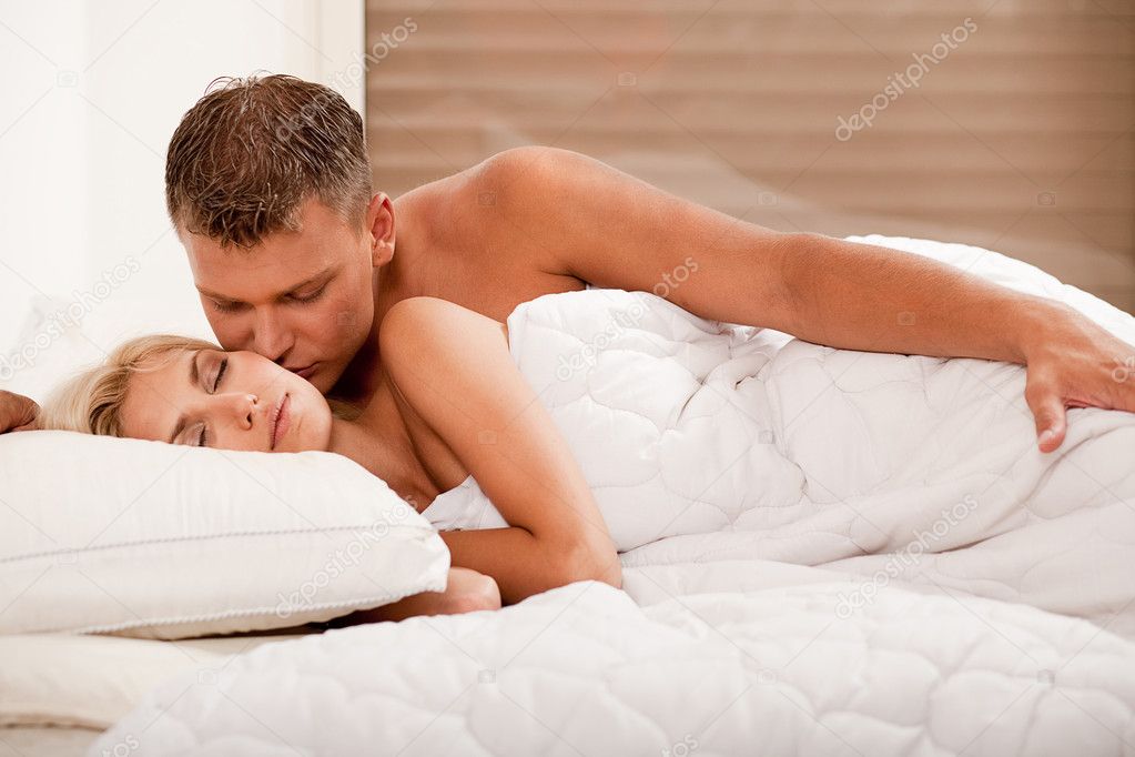 Анальный секс со впечатлительной девкой на постели