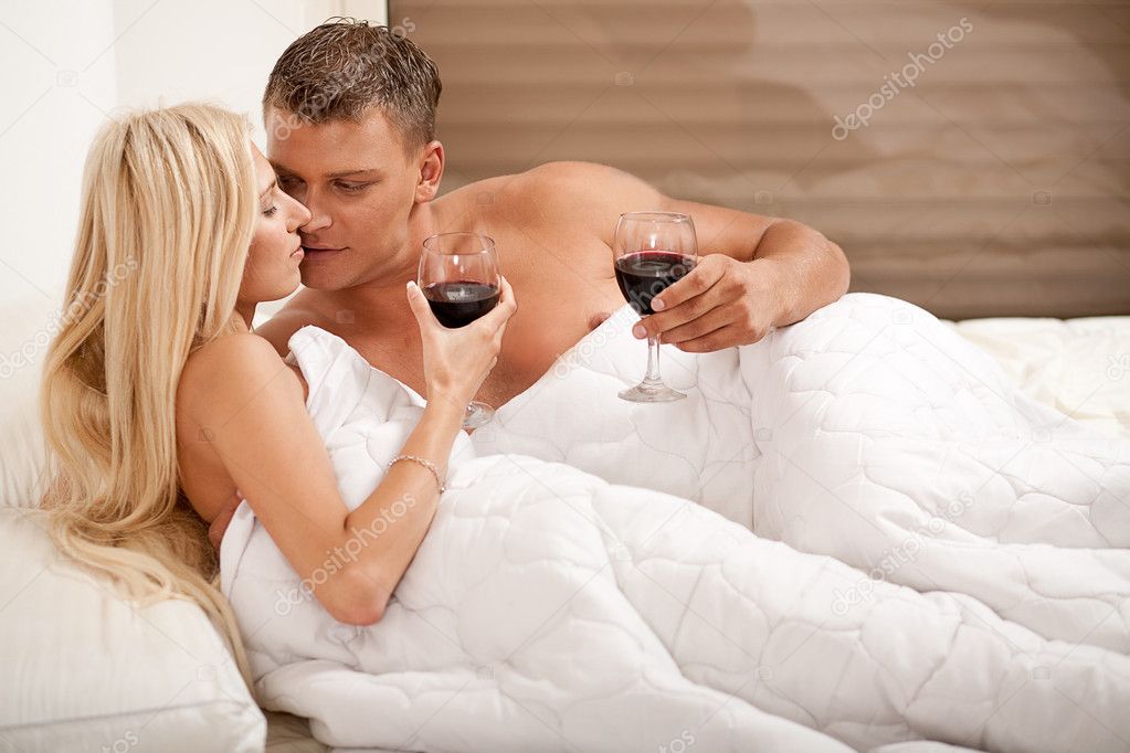 Немного шампанского и прыжок на постель за сексом