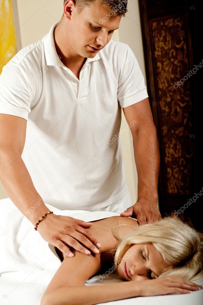 Грозный мужчина задает жару массажистке на столе