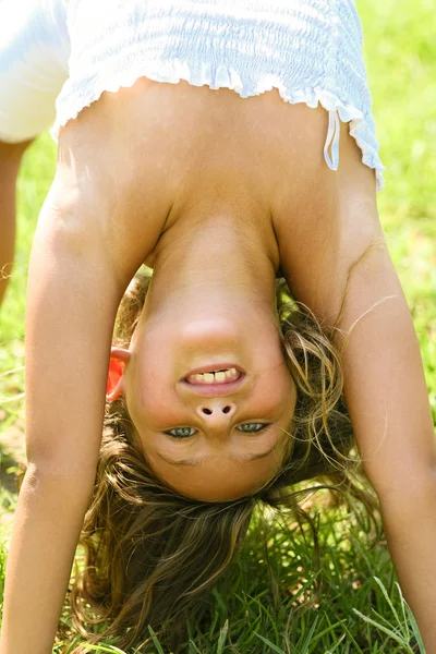 Όμορφο κορίτσι κάνει γυμναστικές κινήσεις — Φωτογραφία Αρχείου