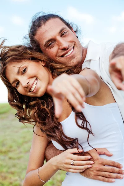 Romantyczna para wskazując na aparat — Zdjęcie stockowe
